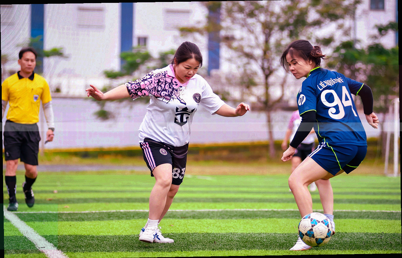 工作台上的多屏赛程表、笔记本与计时器，冷暖光交错